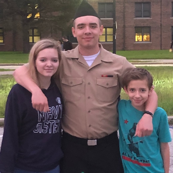 Meet your Posher, Tanya aka THRIFTYNAVYMOM ⚓️ - Picture 3 of 13